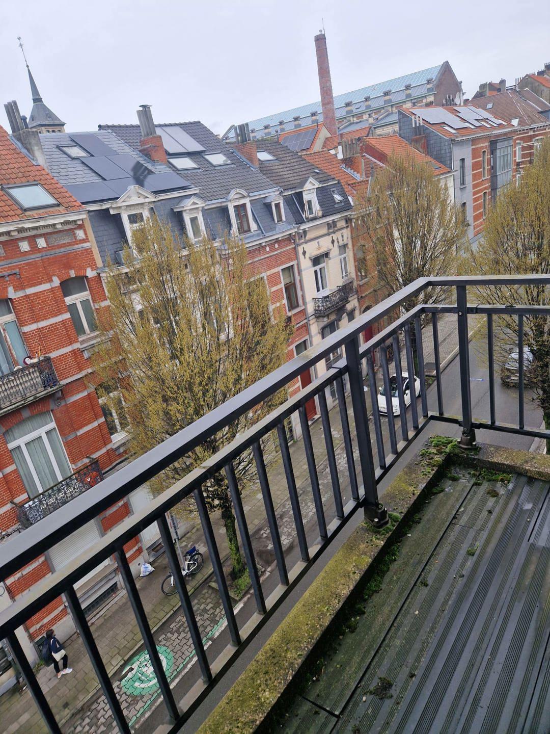 SOUS OPTION Cinquantenaire: bel appartement rénové 127m² terr, pk