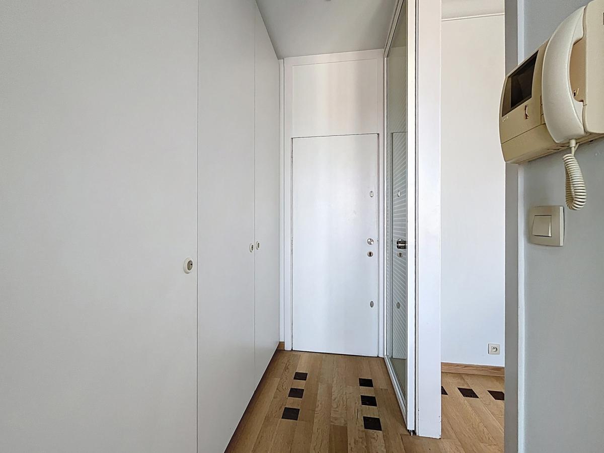 Place Stéphanie : Beau studio meublé + terrasse