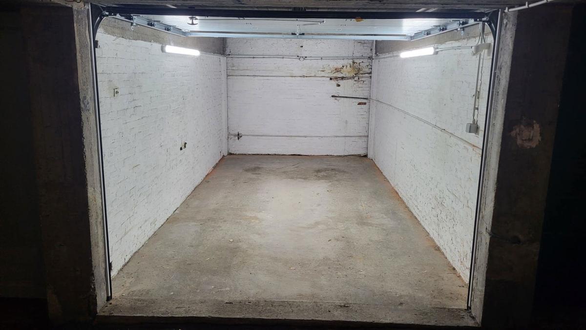 Vanderkindere / Messidor : Box de garage fermé