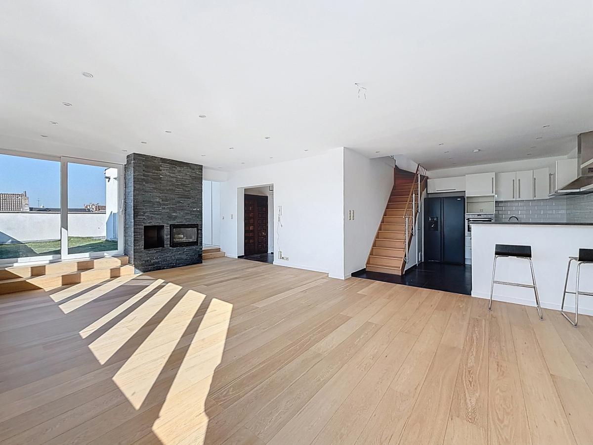 Pl. Vanderkindere : Lumineux triplex penthouse + terrasse