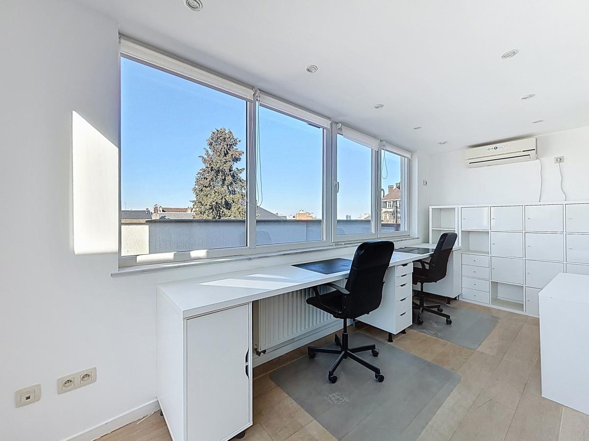 Pl. Vanderkindere : Lumineux triplex penthouse + terrasse