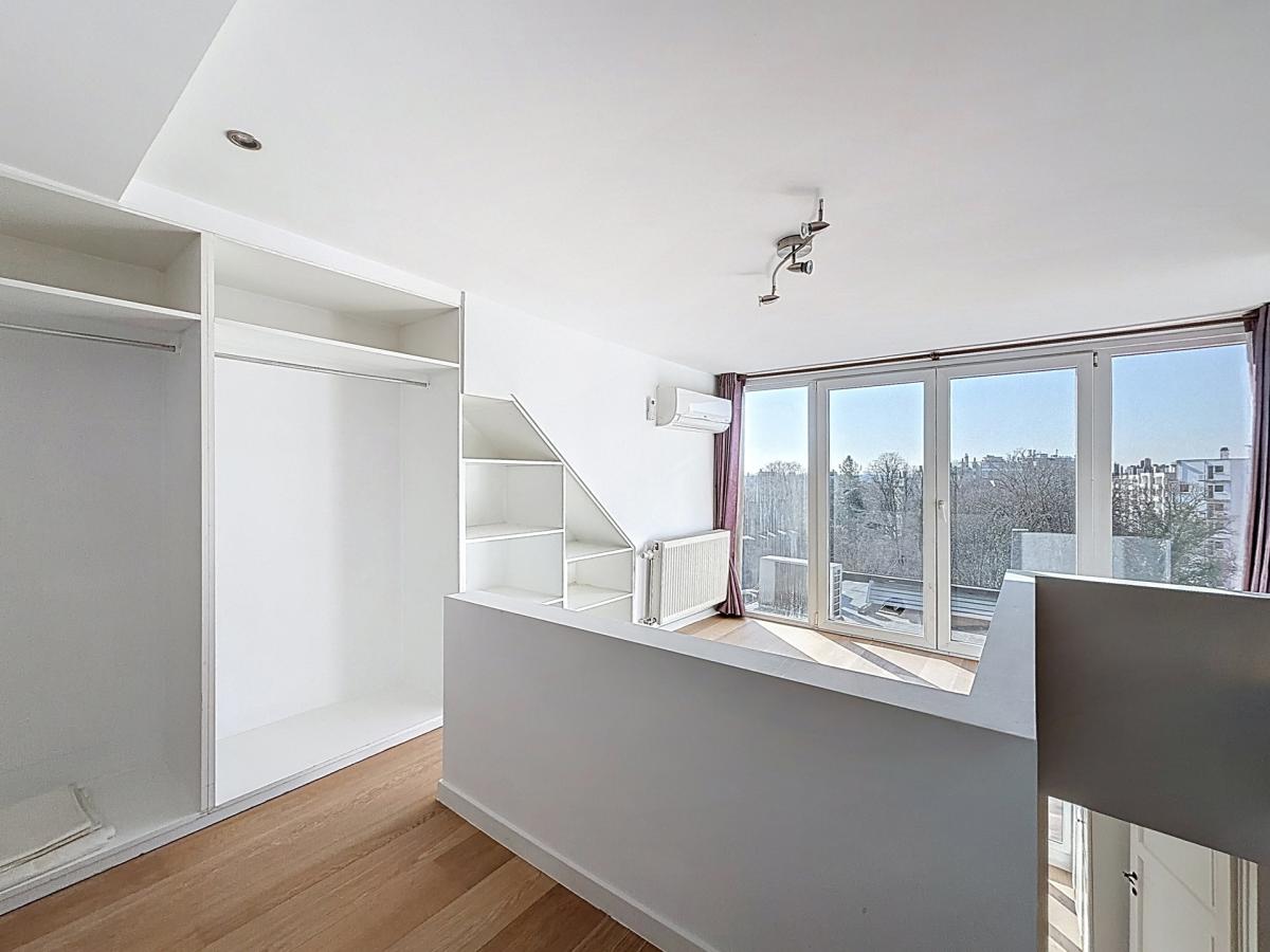 Pl. Vanderkindere : Lumineux triplex penthouse + terrasse