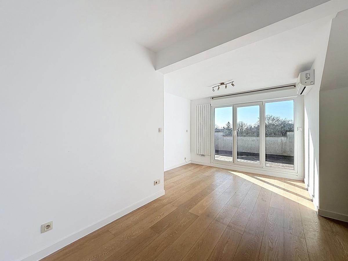 Pl. Vanderkindere : Lumineux triplex penthouse + terrasse