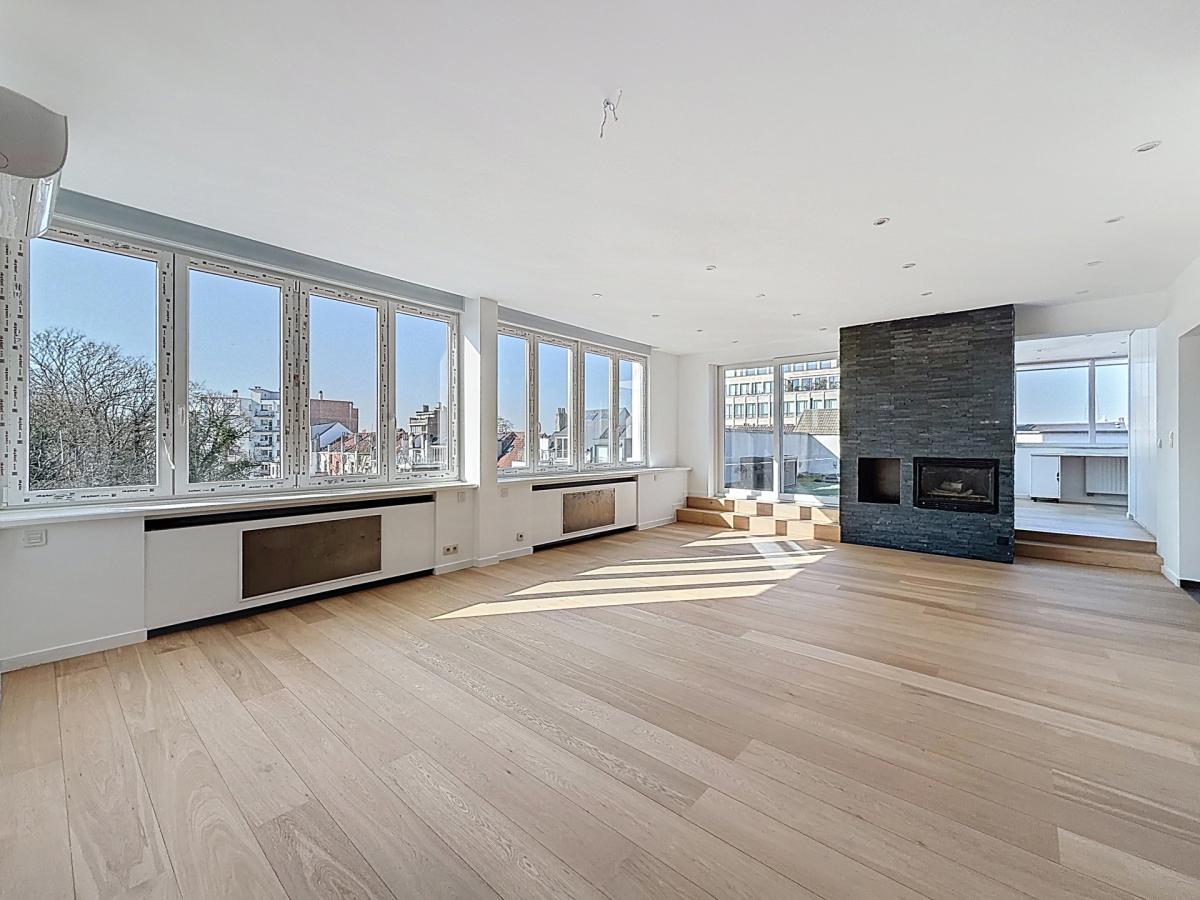 Pl. Vanderkindere : Lumineux triplex penthouse + terrasse