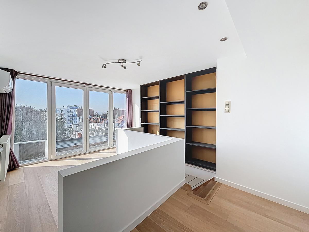 Pl. Vanderkindere : Lumineux triplex penthouse + terrasse