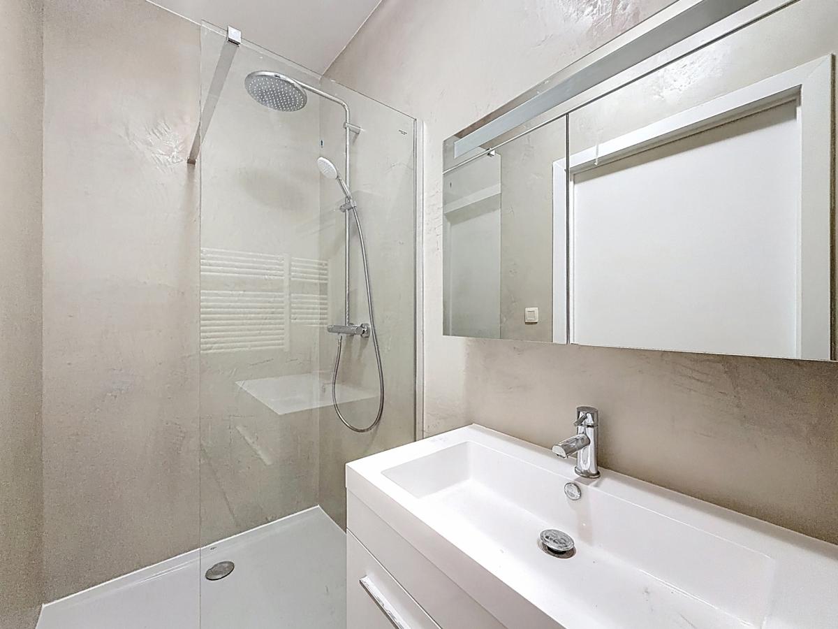 Pl. Vanderkindere : Lumineux triplex penthouse + terrasse