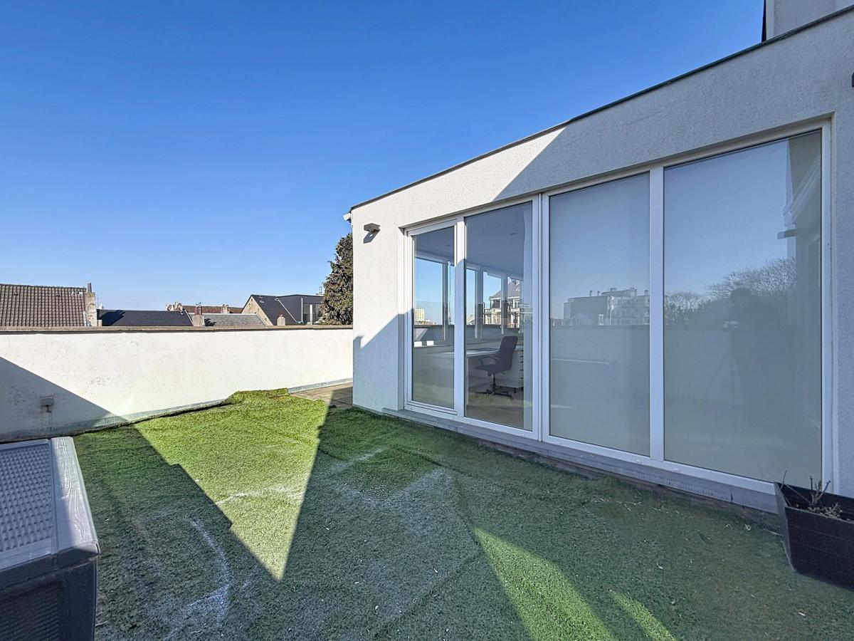 Pl. Vanderkindere : Lumineux triplex penthouse + terrasse
