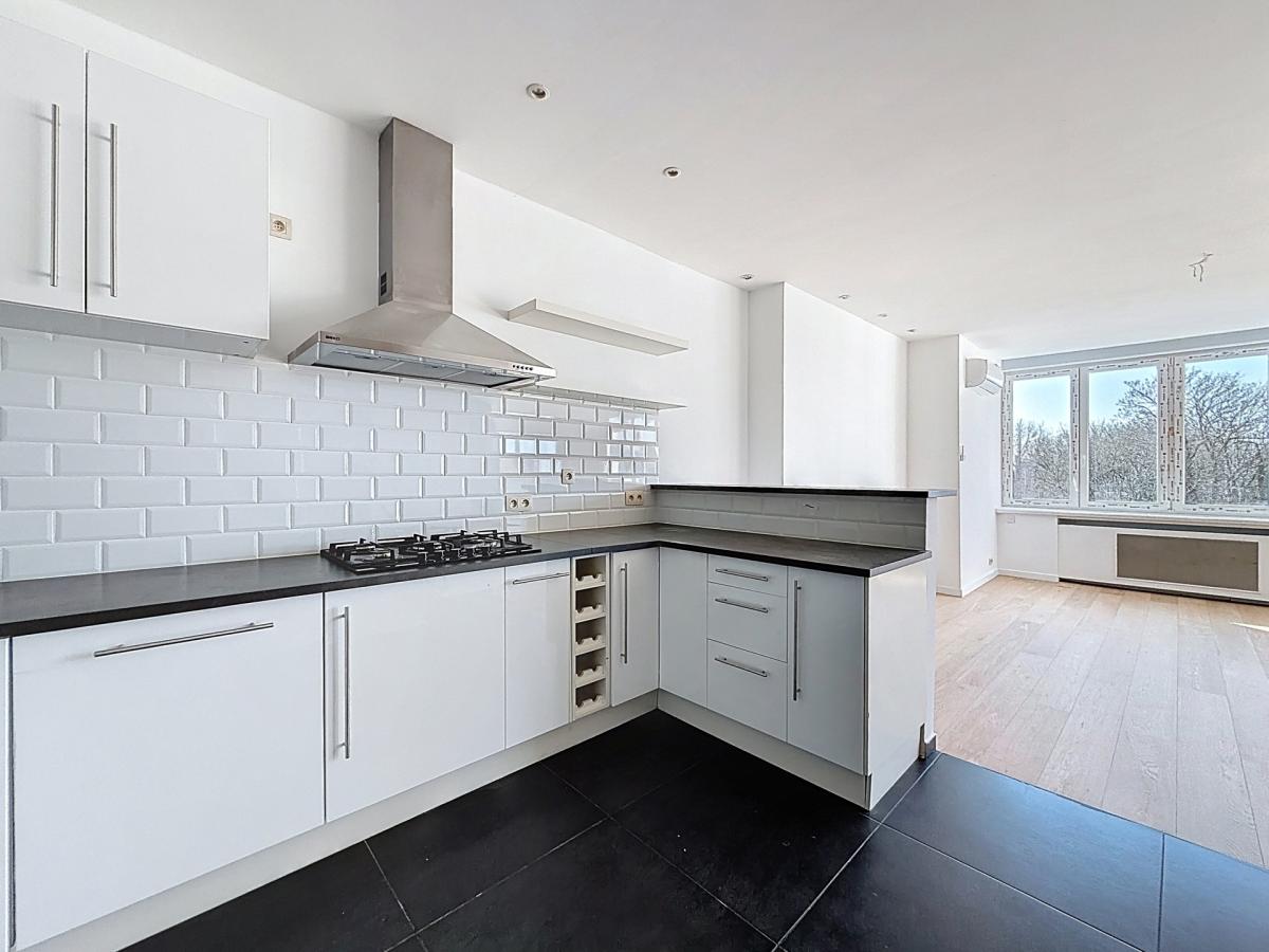 Pl. Vanderkindere : Lumineux triplex penthouse + terrasse