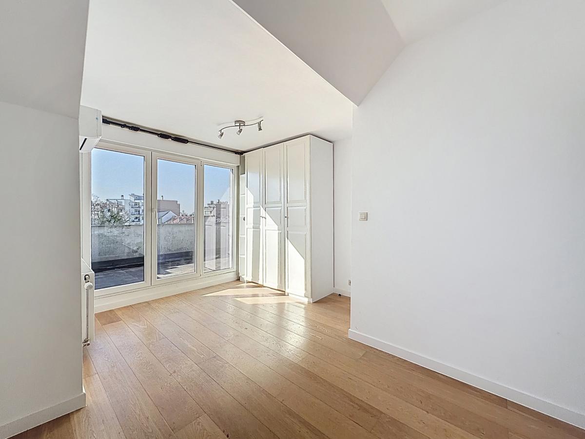 Pl. Vanderkindere : Lumineux triplex penthouse + terrasse