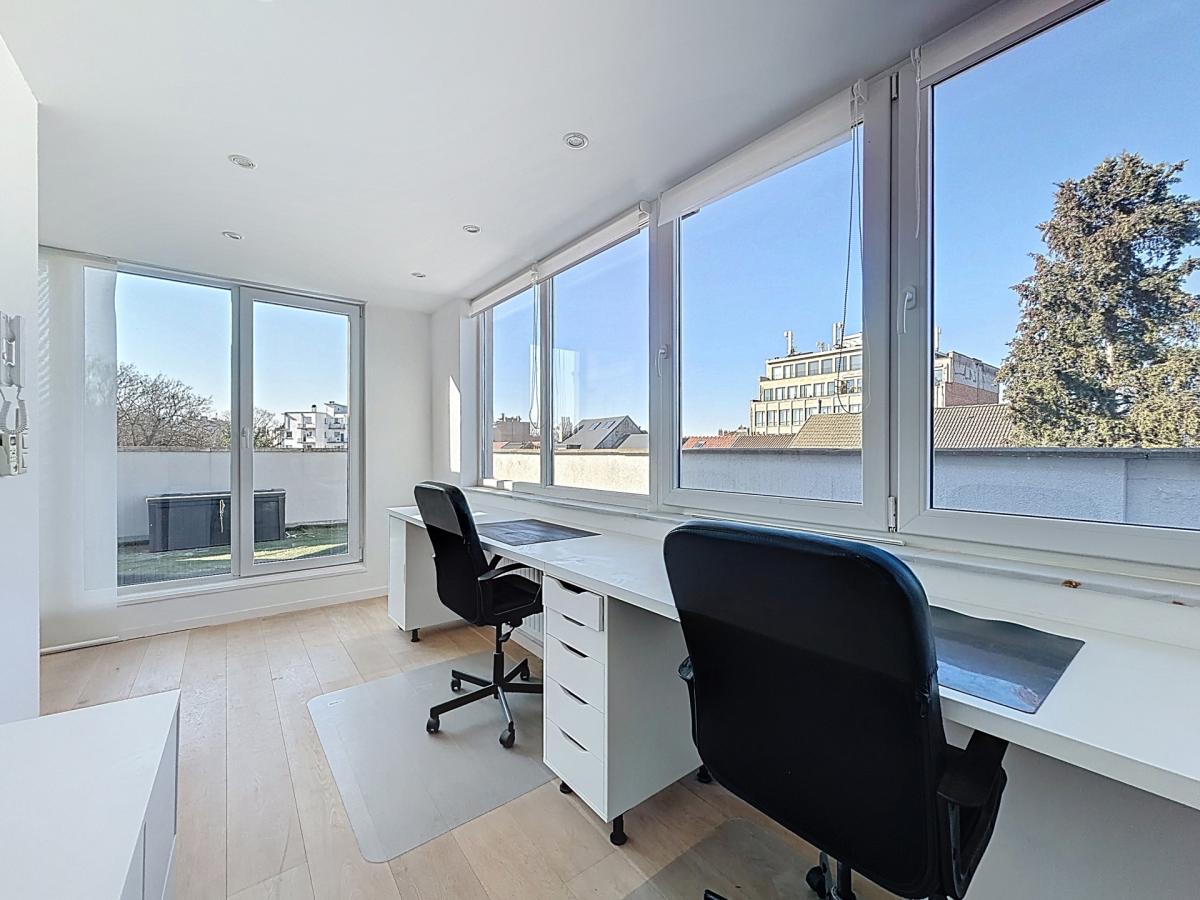 Pl. Vanderkindere : Lumineux triplex penthouse + terrasse