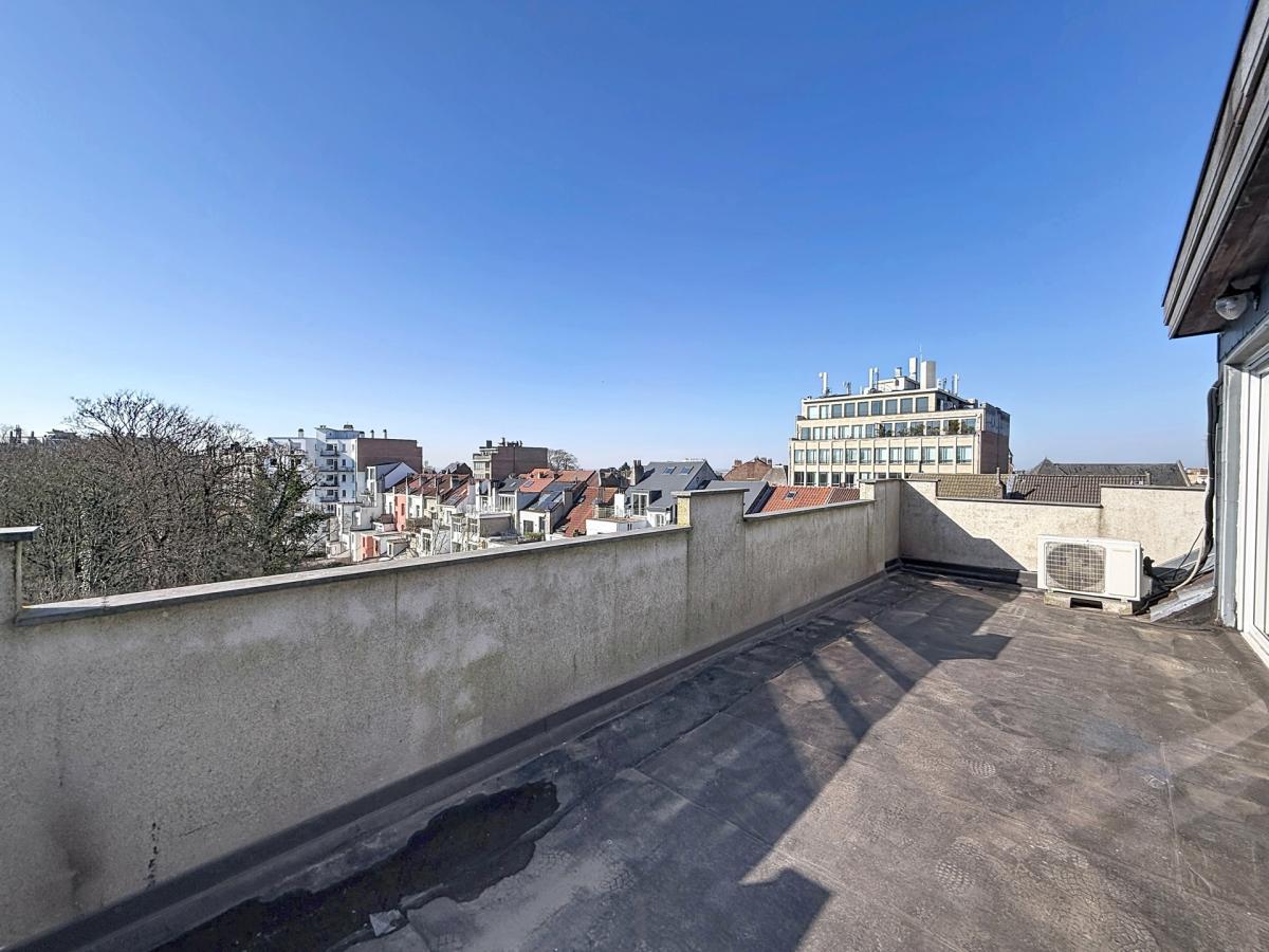 Pl. Vanderkindere : Lumineux triplex penthouse + terrasse