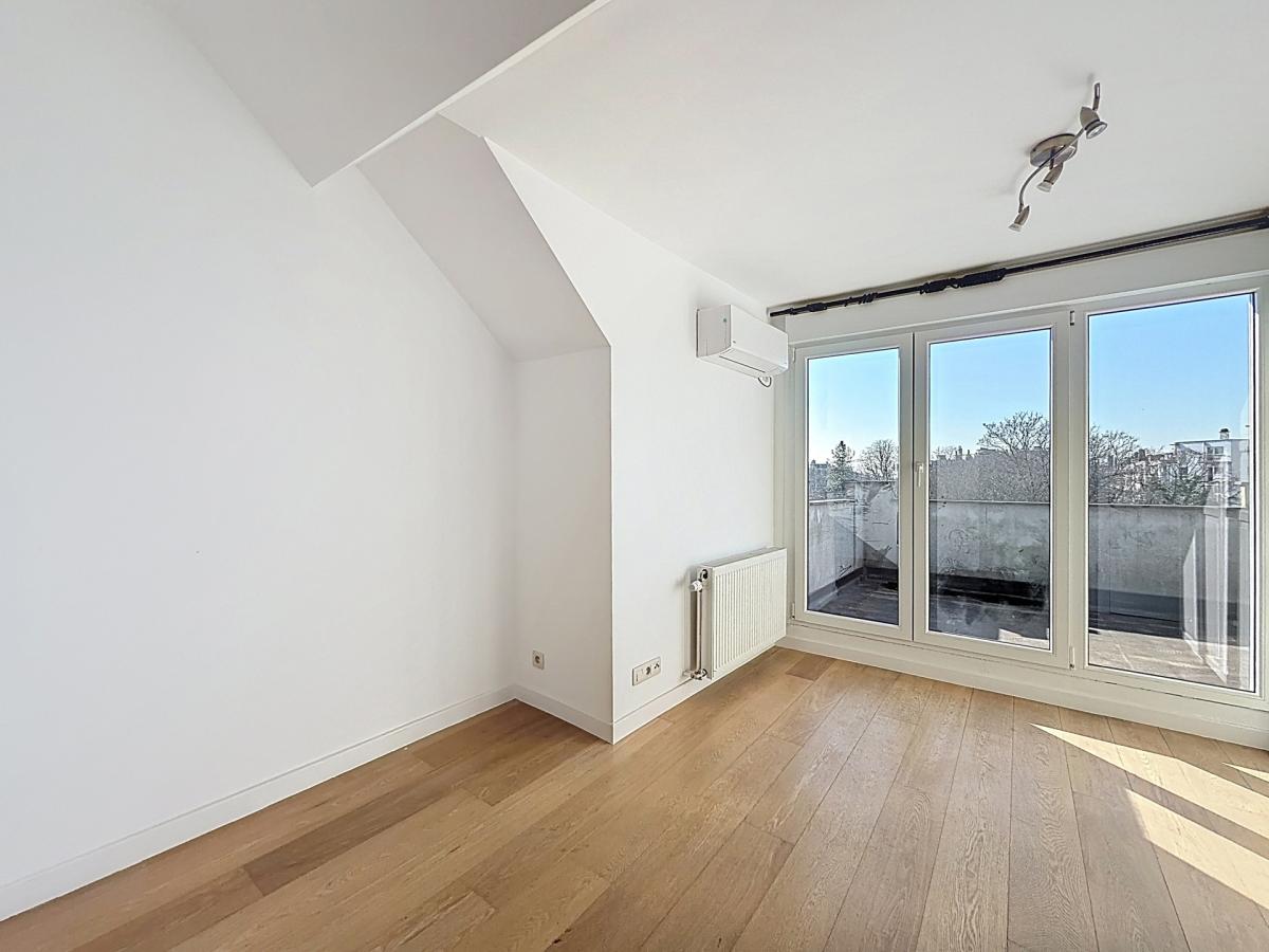 Pl. Vanderkindere : Lumineux triplex penthouse + terrasse