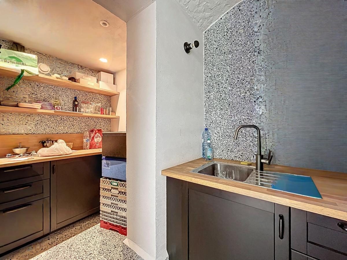 Au cœur du Sablon : Rez commercial remis à neuf