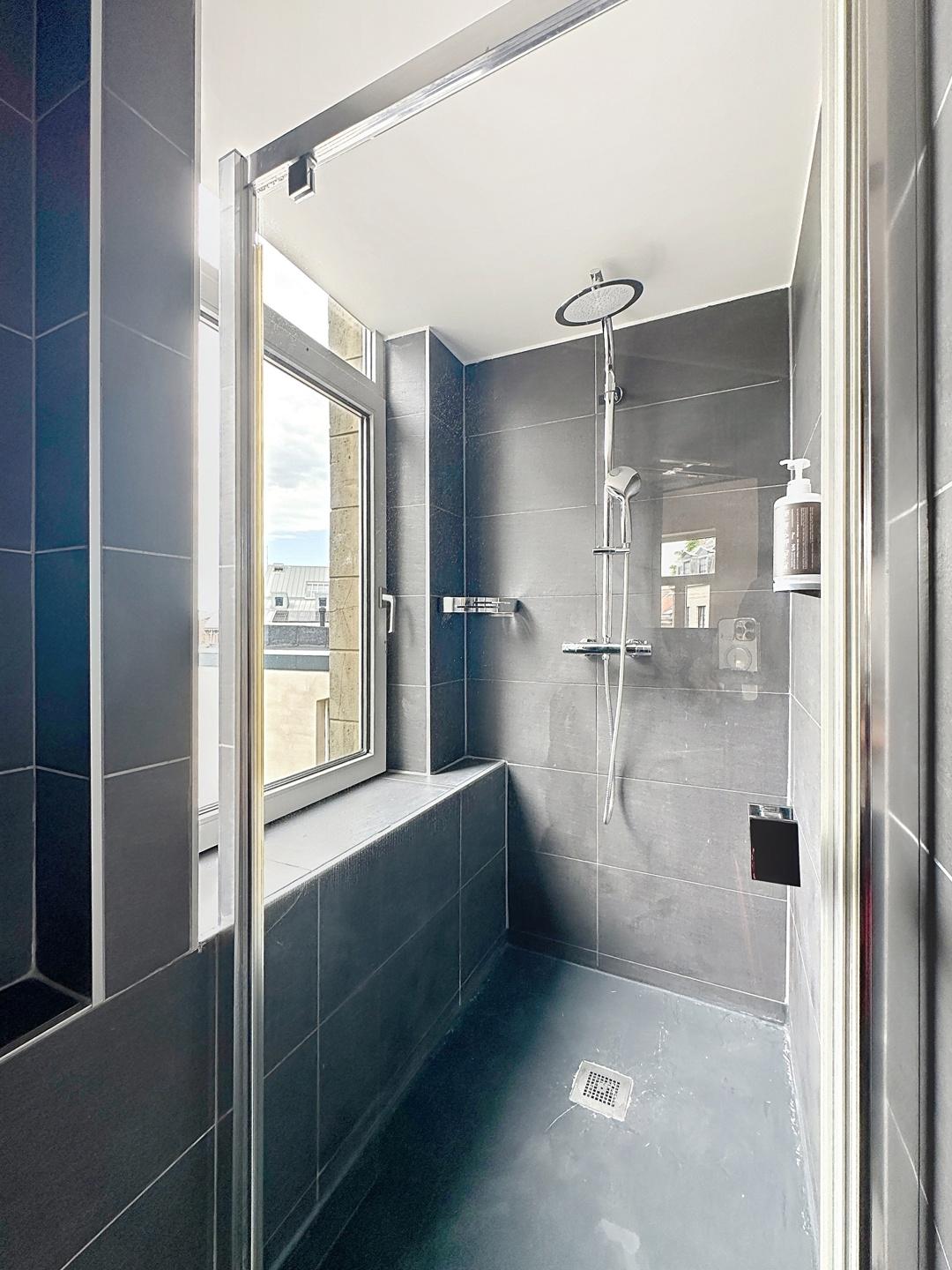 Sablon : Superbe studio avec vue sur la Place