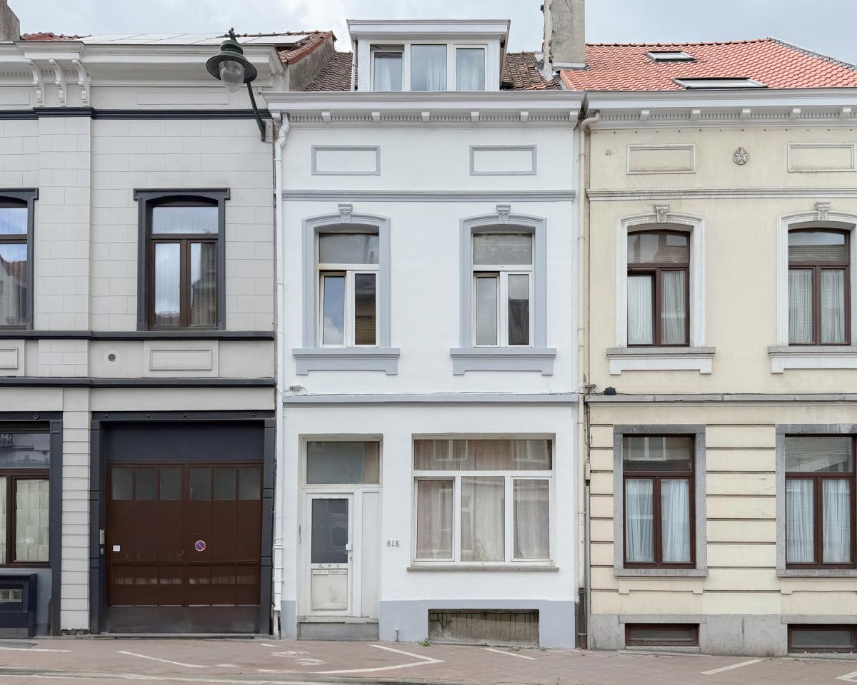 Maison à rafraîchir de ± 235 m² bruts, avec cour intérieure.