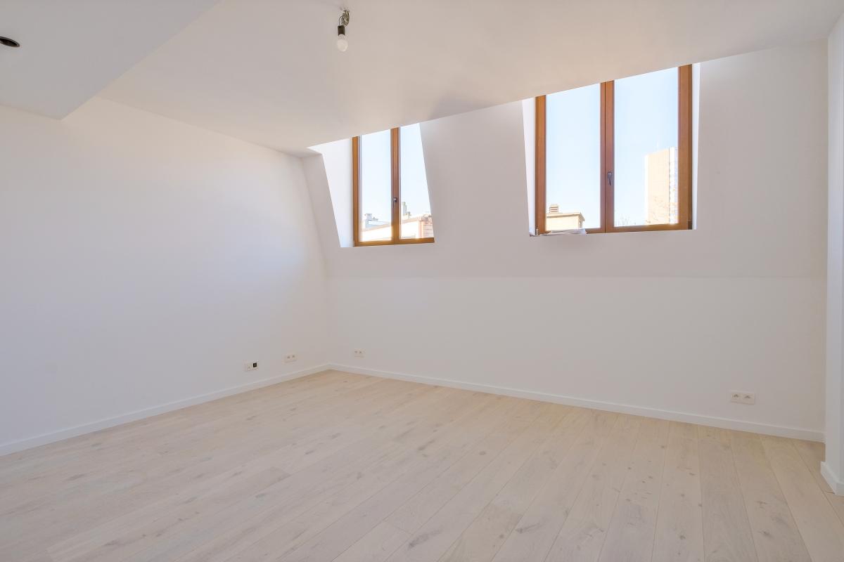 Stephanie/Toison d'or, penthouse rénové ±120m² 3ch terr 17m²