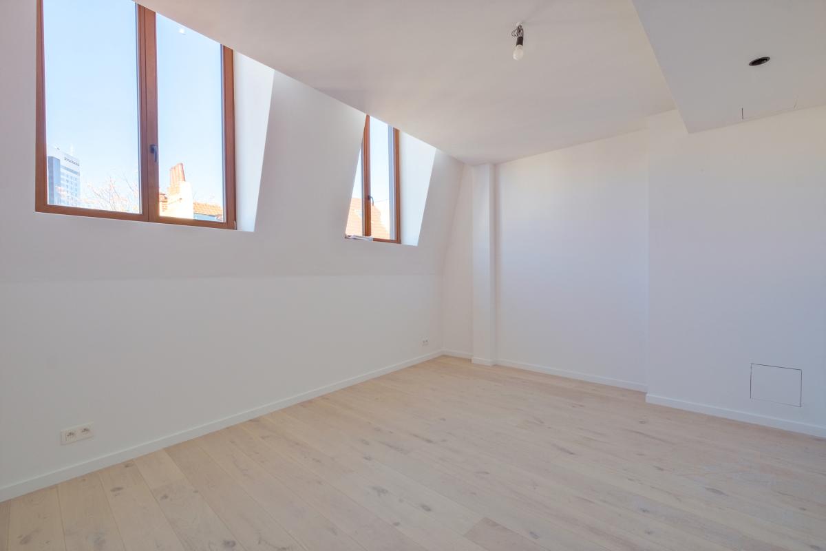 Stephanie/Toison d'or, penthouse rénové ±120m² 3ch terr 17m²