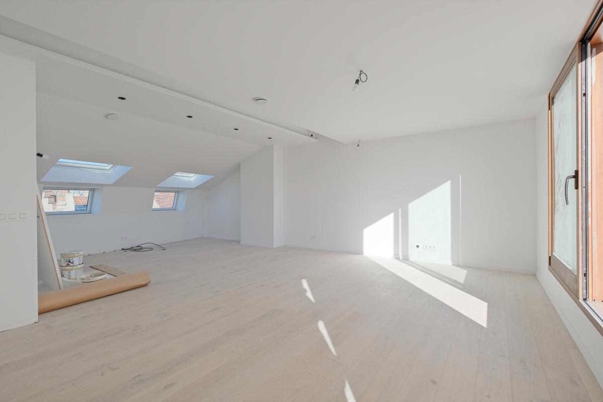 Stephanie/Toison d'or, penthouse rénové ±120m² 3ch terr 17m²