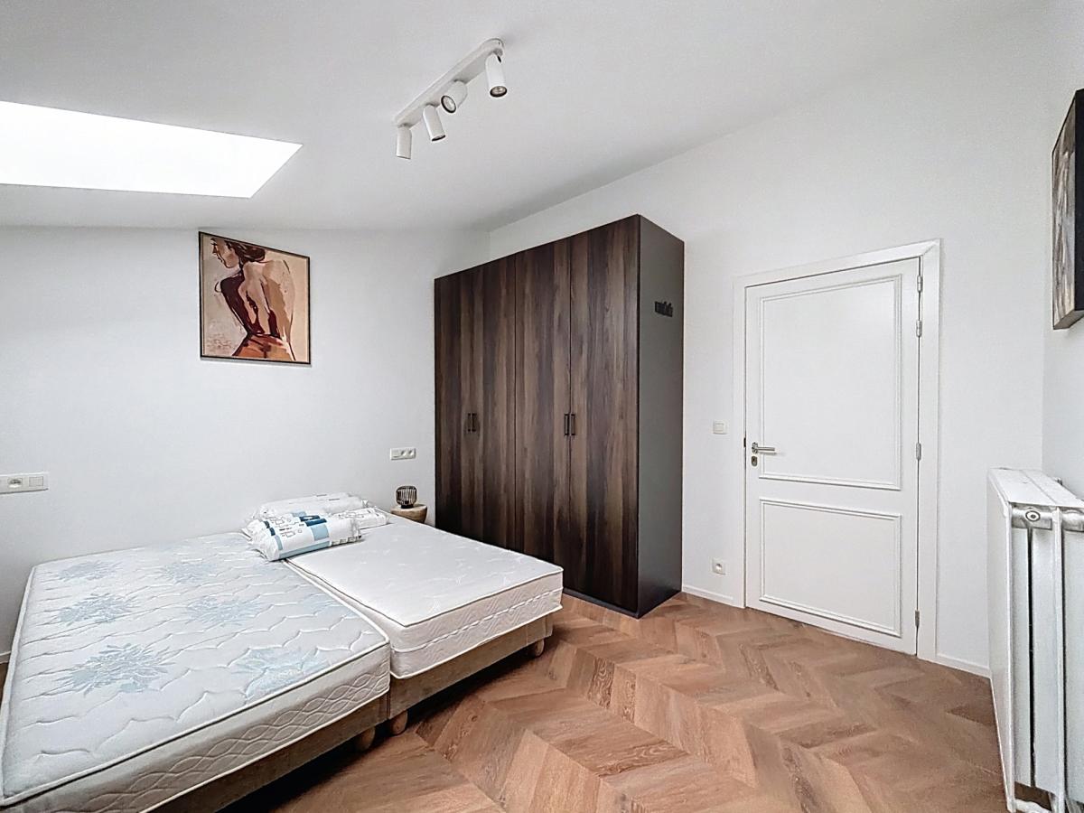 Square Ambiorix : Beau duplex entièrement rénové et meublé