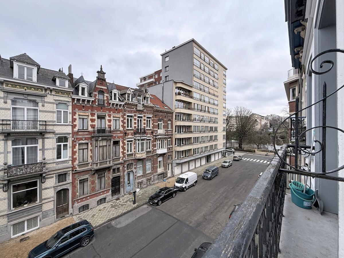 Square Ambiorix : Beau duplex entièrement rénové et meublé