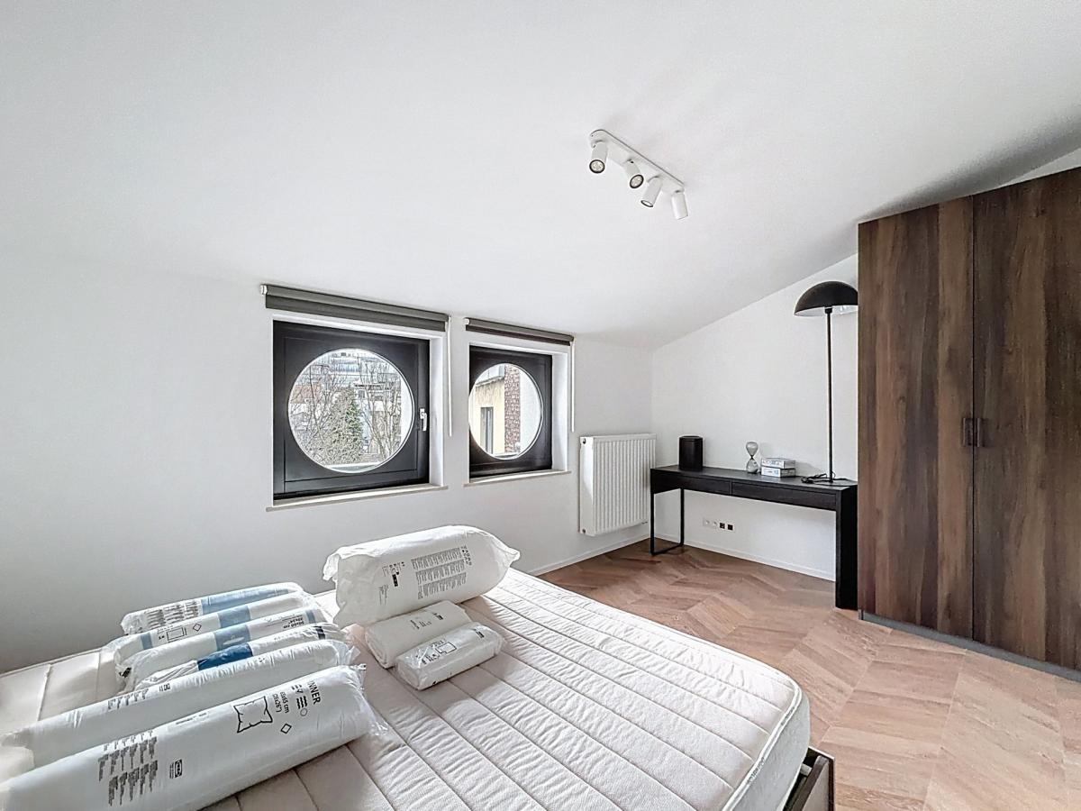 Square Ambiorix : Beau duplex entièrement rénové et meublé