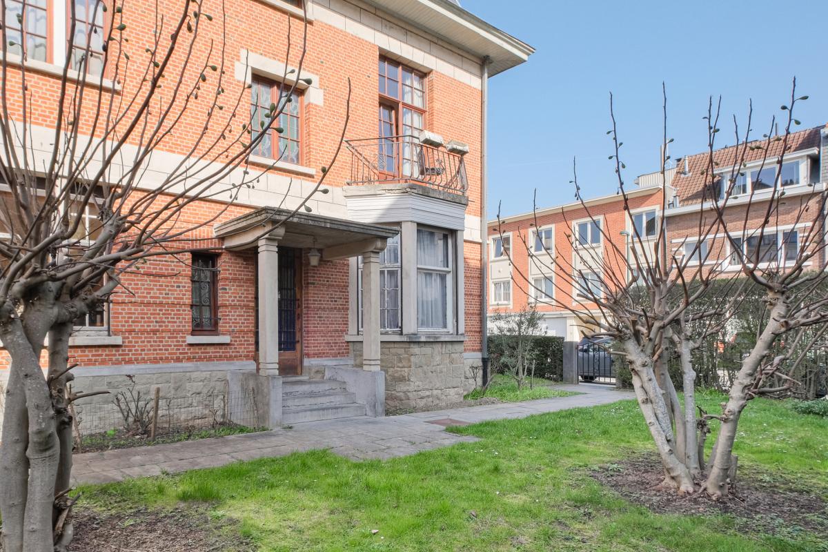 Magnifique Hôtel de maître de ± 600 m², jardin et garage.