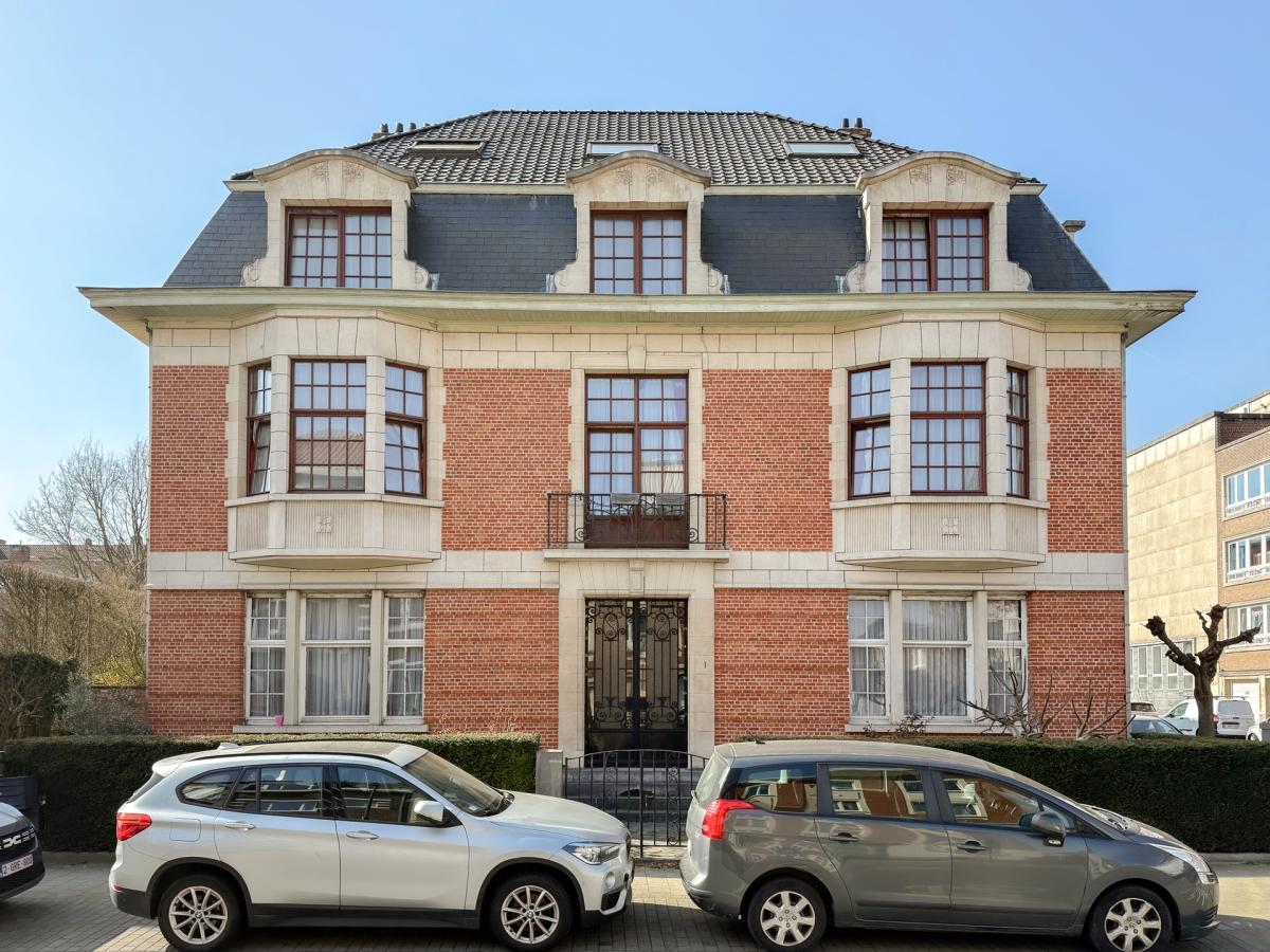 Magnifique Hôtel de maître de ± 600 m², jardin et garage.