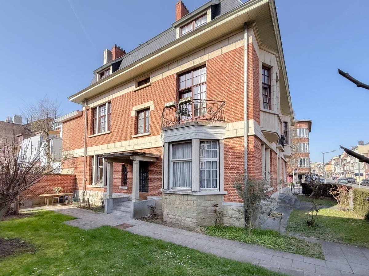 Magnifique Hôtel de maître de ± 600 m², jardin et garage.