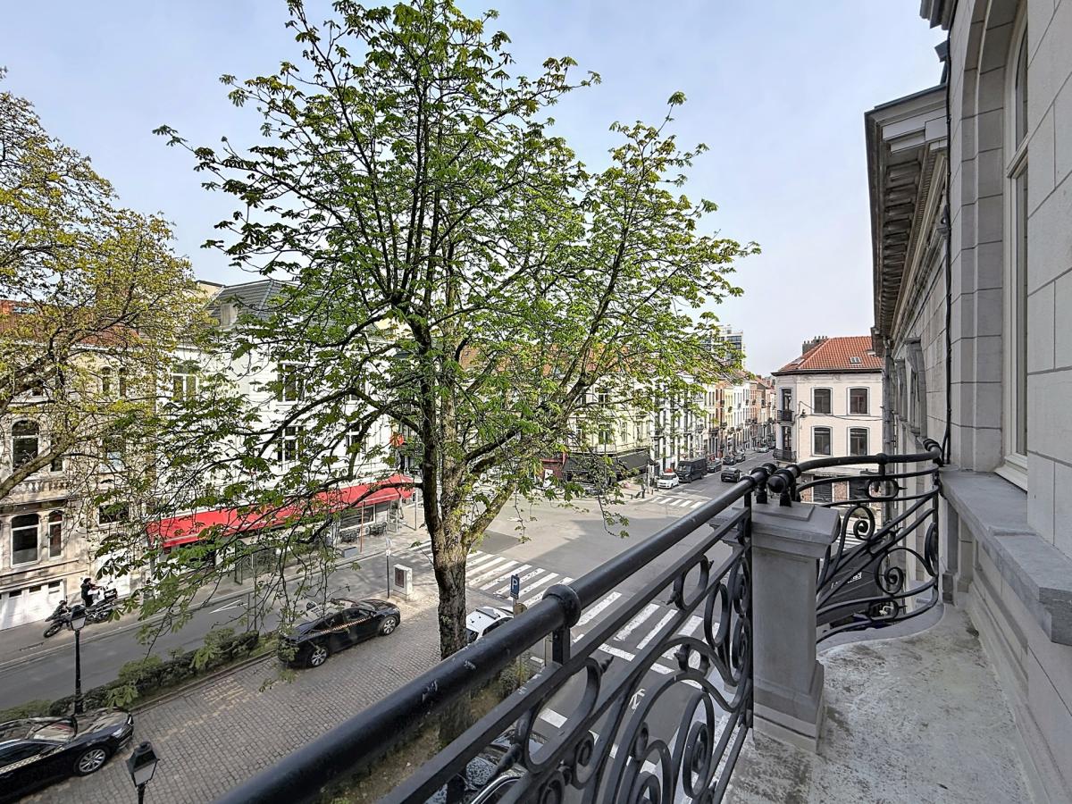 Lepoutre / Pl. Brugmann : Somptueux appartement remis à neuf