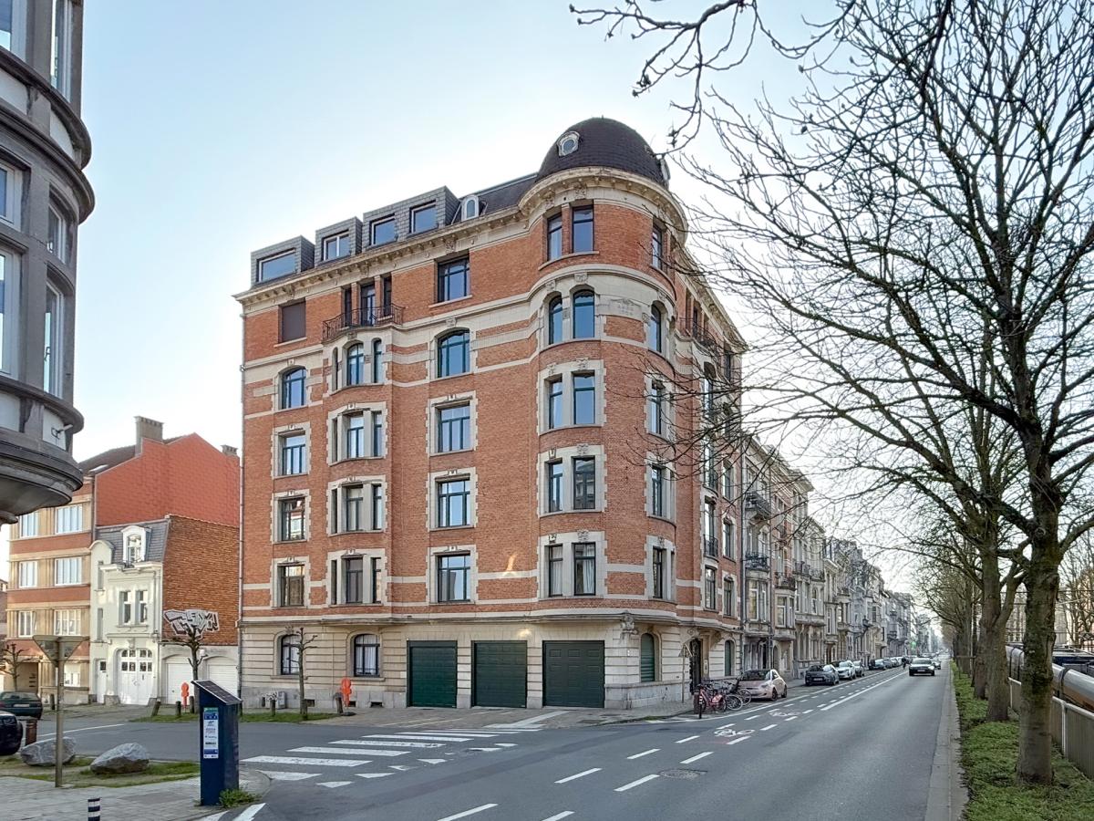 Vanderkindere : Appartement de caractère ± 225 m² bruts.