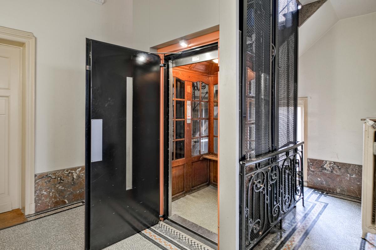 Vanderkindere : Appartement de caractère ± 225 m² bruts.