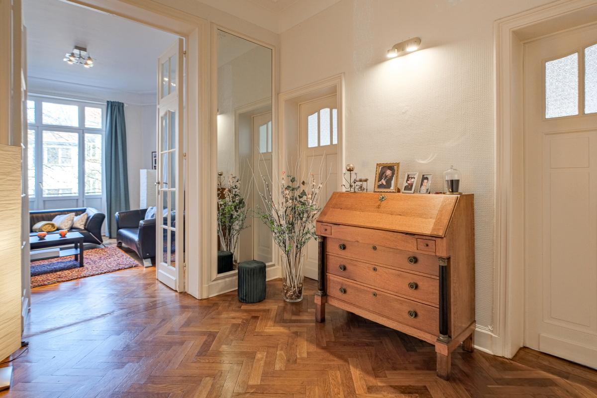 Vanderkindere : Appartement de caractère ± 225 m² bruts.