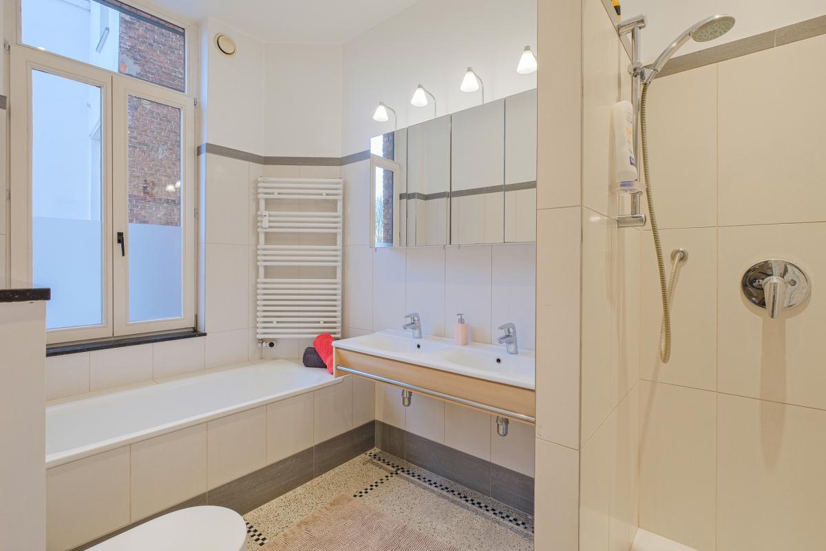 Vanderkindere : Appartement de caractère ± 225 m² bruts.