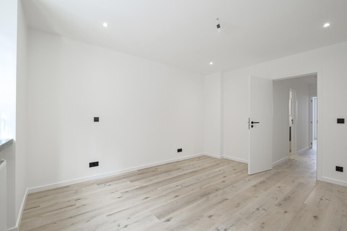 Lepoutre: Magnifique duplex rénové 2 chambres, bureau + cour