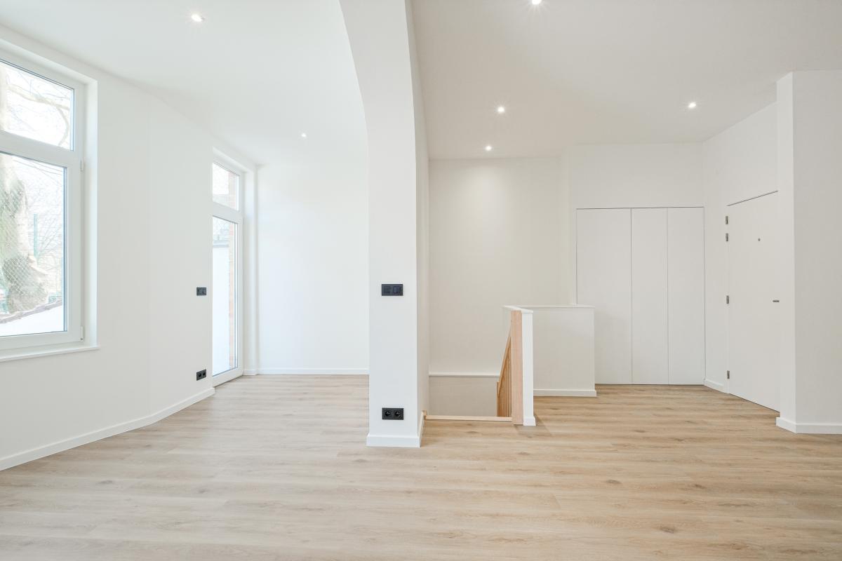 Lepoutre: Magnifique duplex rénové 2 chambres, bureau + cour