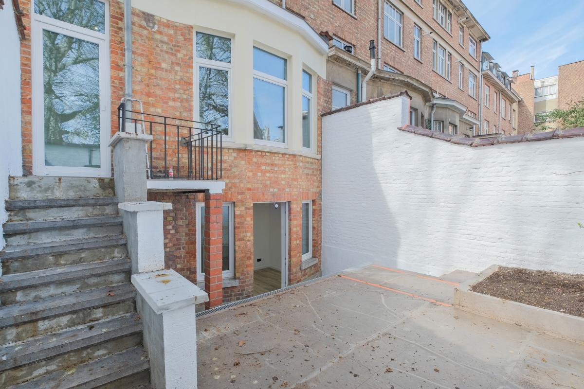 Lepoutre: Magnifique duplex rénové 2 chambres, bureau + cour