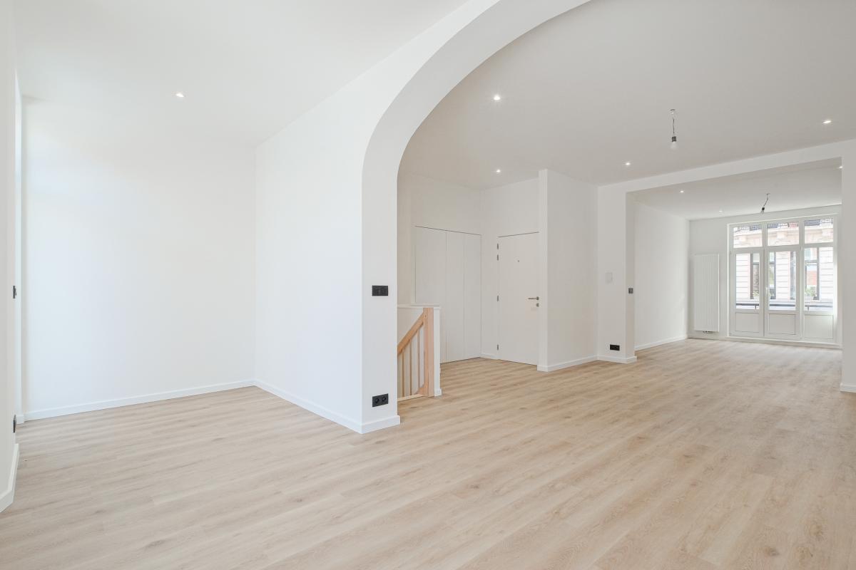 Lepoutre: Magnifique duplex rénové 2 chambres, bureau + cour