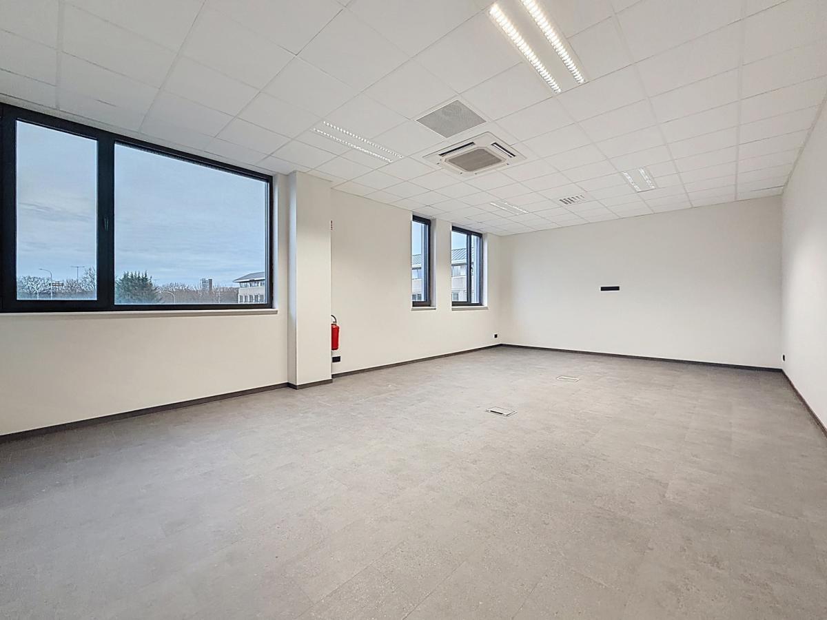 Forest / Drogenbos : Plateau de bureaux neuf ± 400 m² 
