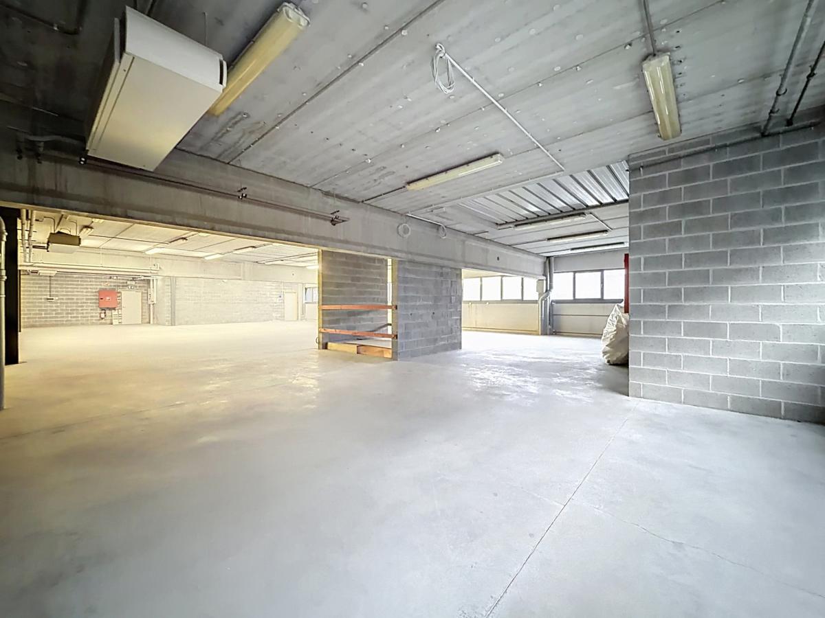 Forest / Drogenbos : Plateau de bureaux brut ± 400 m² 