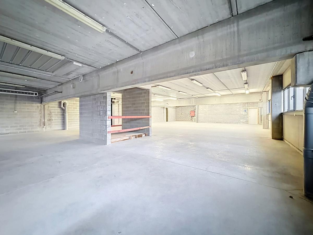 Forest / Drogenbos : Plateaux de bureaux ± 800 m² 