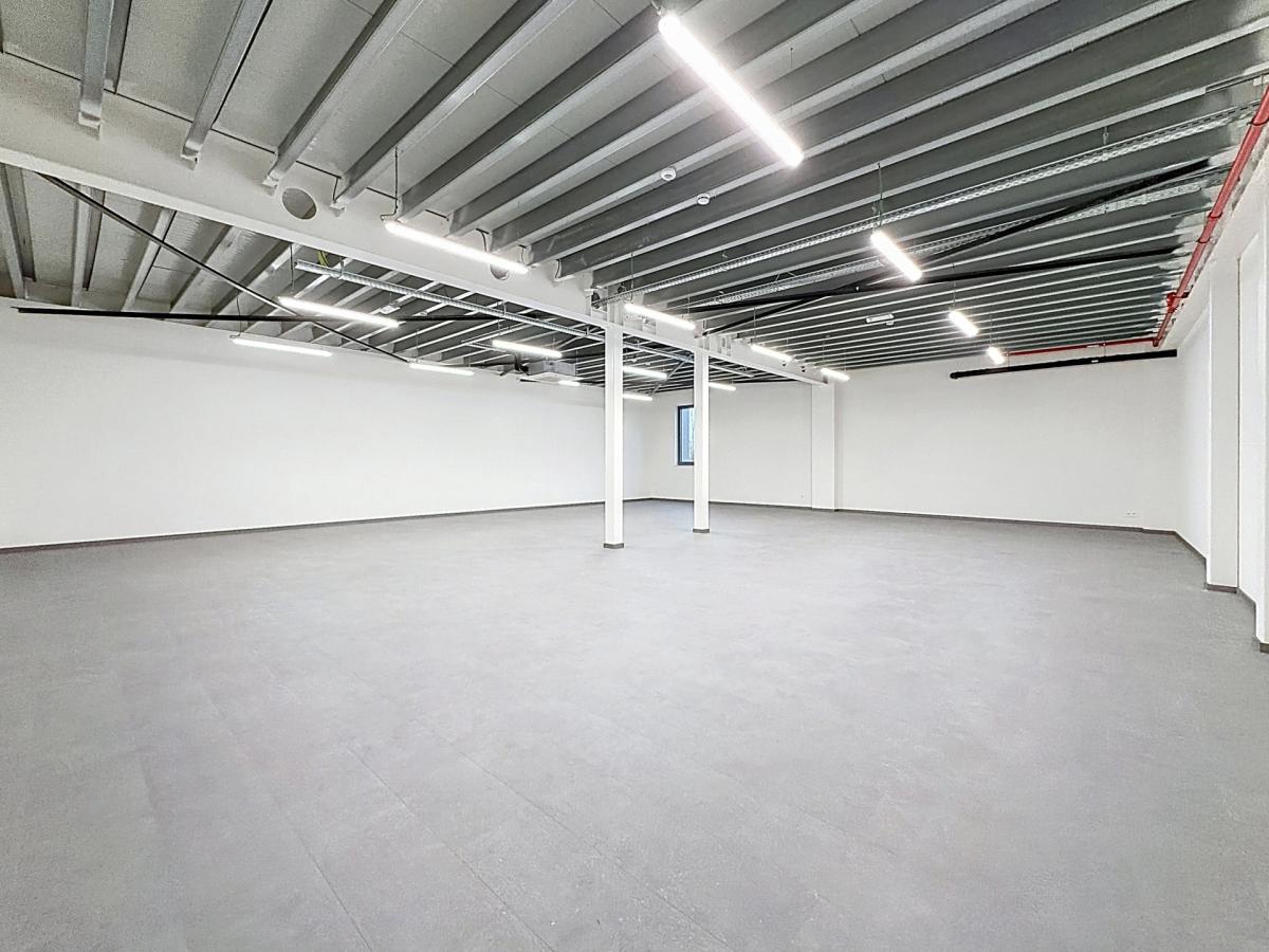 Forest / Drogenbos : Plateaux de bureaux ± 800 m² 
