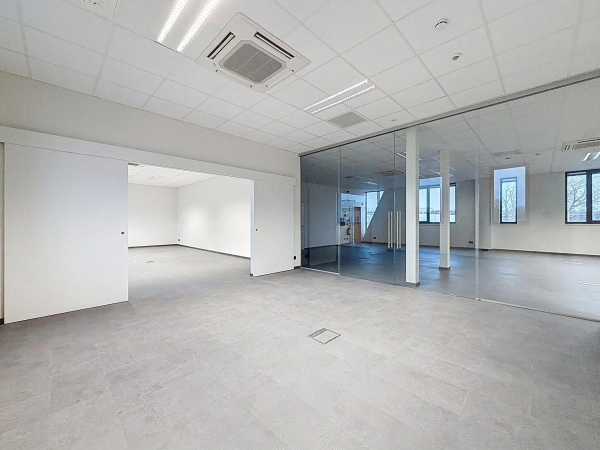 Forest / Drogenbos : Plateaux de bureaux ± 800 m² 