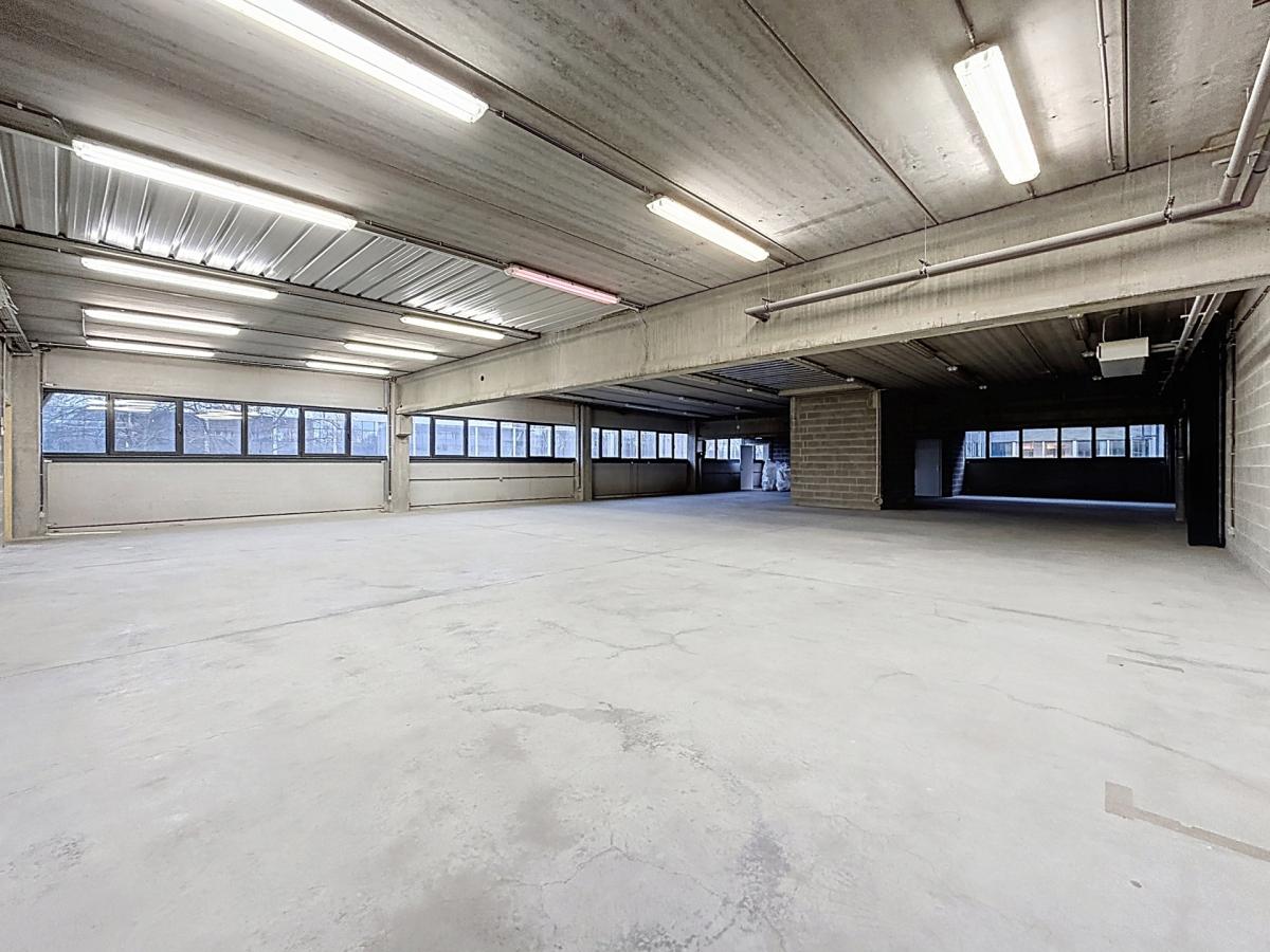 Forest / Drogenbos : Plateaux de bureaux ± 800 m² 