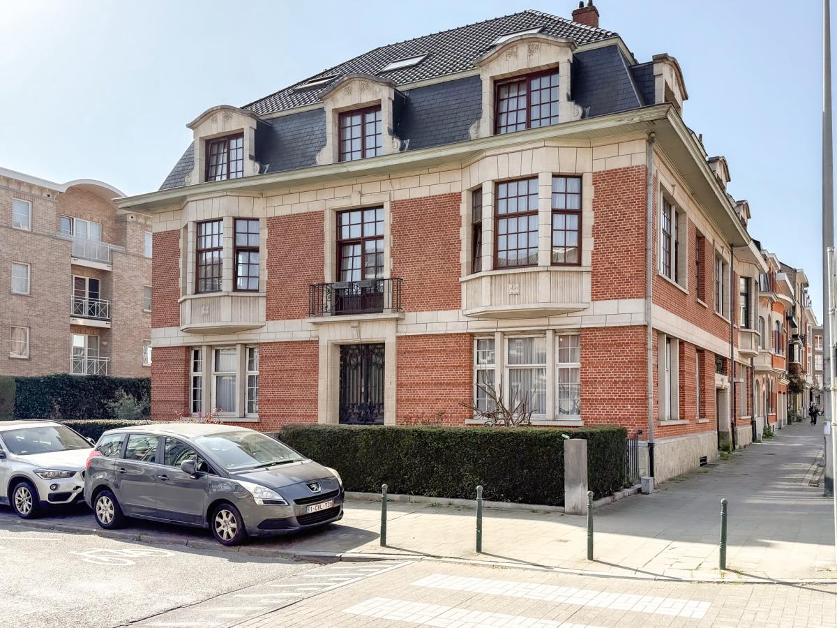 Magnifique Hôtel de maître de ± 600 m², jardin et garage.