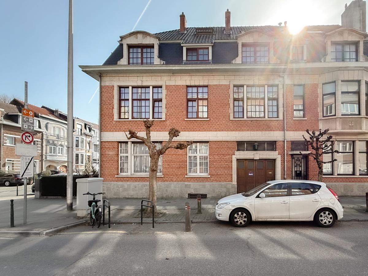 Magnifique Hôtel de maître de ± 600 m², jardin et garage.