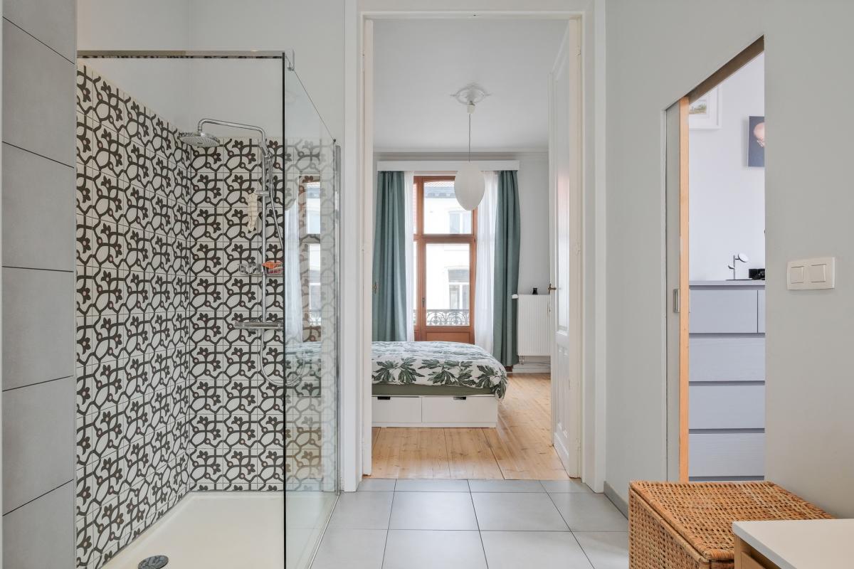 Cinquantenaire: maison rénovée terrasse 3ch., bur., dressing