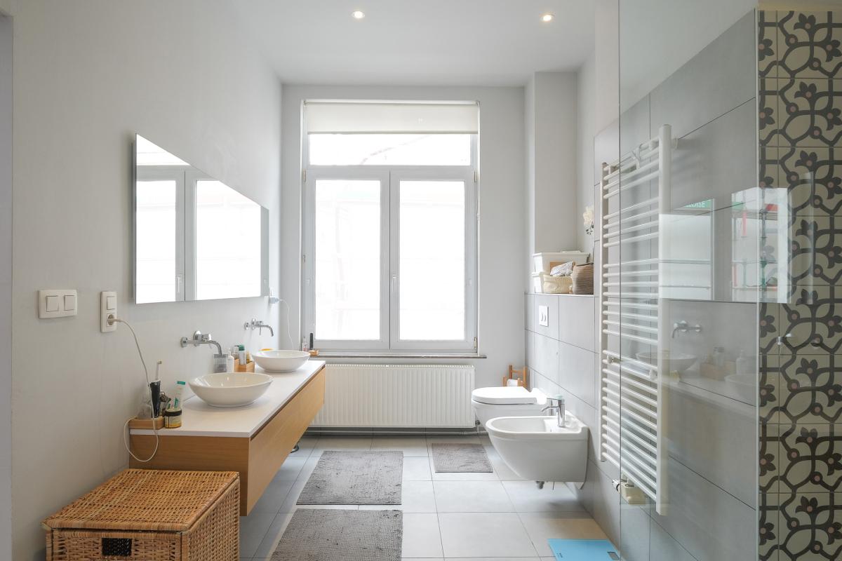 Cinquantenaire: maison rénovée terrasse 3ch., bur., dressing