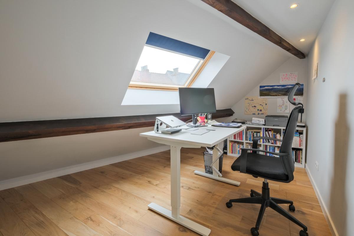 Cinquantenaire: maison rénovée terrasse 3ch., bur., dressing