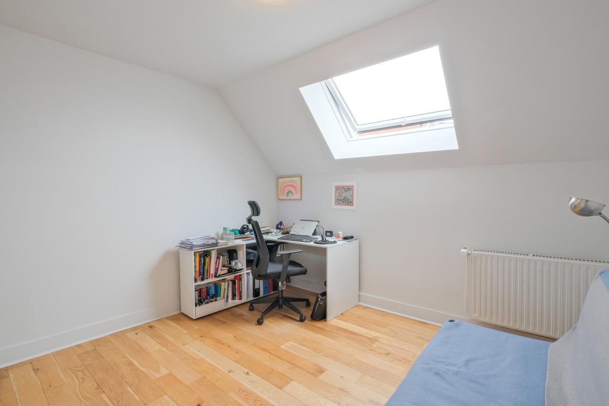 Cinquantenaire: maison rénovée terrasse 3ch., bur., dressing