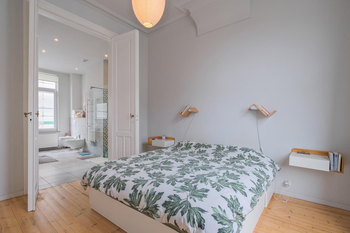 Cinquantenaire: maison rénovée terrasse 3ch., bur., dressing